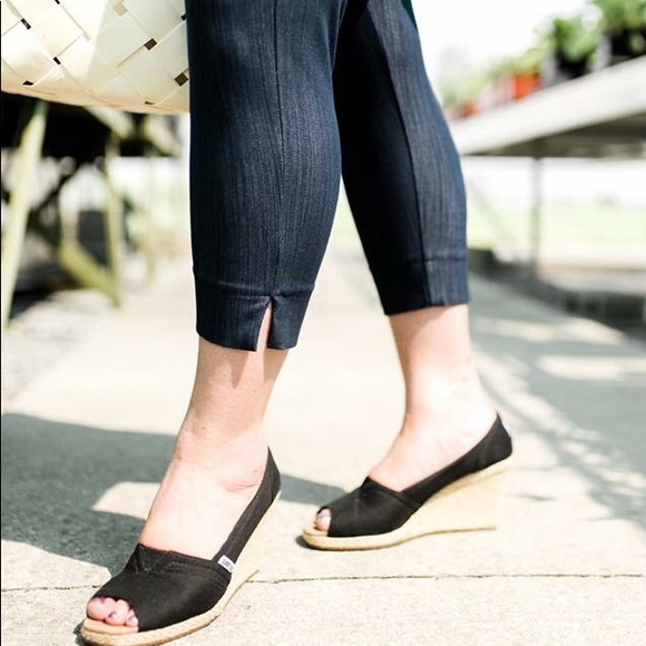 AGNES & DORA Pixie Crops •DARK DENIM• - Picture 7 of 8